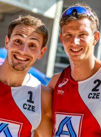 Čeští beachvolejbalisté Ondřej Perušič (vlevo) a David Schweiner (vpravo)