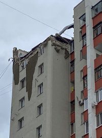 Celkový pohled na vícepodlažní obytnou budovu poškozenou ostřelováním v Belgorodu, 13.10. 2022