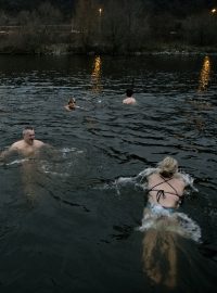 Teplota vody ve Vltavě je okolo 5 stupňů. Milovníci zimního plavání by však preferovali o něco studenější.