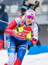 Česká biatlonistka Lucie Charvátová při stíhacím závodě v německém Oberhofu