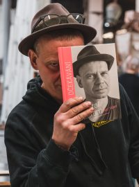 Výtvarník a sochař Krištof Kintera při křestu rozhovorové knihy Nad očekávání