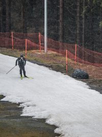Podmínky biatlonistům na Světovém poháru v Oberhofu nepřejí