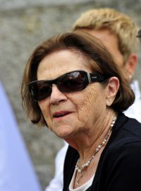 Eva Erbenová při odhalení pamětní desky v Sokolově v roce 2015