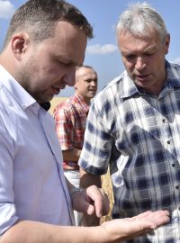 Ministr zemědělství Marian Jurečka navštívil Znojemsko, kde diskutoval s místními zemědělci na téma sucho. Vpravo soukromý zemědělec Alois Janíček.