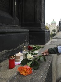 Lidé přišli zesnulému herci Janu Třískovi zapálit svíčku na Karlův most