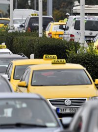 Protest pražských taxikářů proti službám typu Uber. Na snímku je kolona vozů protestujících řidičů taxislužby při jízdě od letiště.