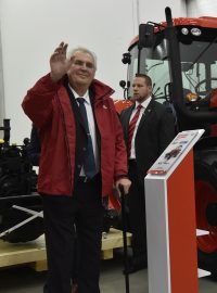Prezident Miloš Zeman na návštěvě v sídle Zetoru dostal červenou bundu s logem firmy