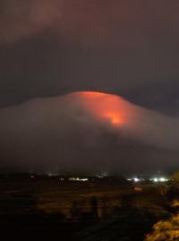 Z kráteru vychází popel a kolem Mayonu jsou cítit sirné plyny.