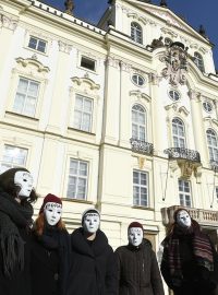 Před Arcibiskupským palácem v Praze se 14. února konal happening křesťanských aktivistů a aktivistek k dopisu papeži Františkovi.
