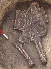 Archeologové vykopali ve vyškovské průmyslové zóně unikát. Našli kostru ženy ze starší doby bronzové, která v hrobu objímá dítě, takto pohřbená těla z té doby dosud neviděli, oznámila ve středu Blanka Mikulková z Ústavu archeologické památkové péče Brno.