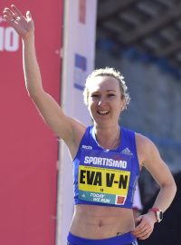 Eva Vrabcová Nývltová v cíli pražského půlmaratonu