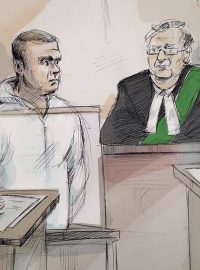 Kresba od soudu s řidičem dodávky v Torontu, který je obviněn z desetinásobné vraždy a z 13 pokusů o ni