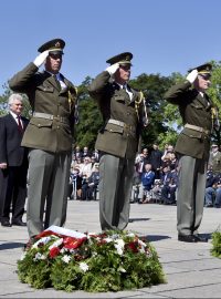 Vojáci položili věnce při pietě na Vítkově u příležitosti 73. výročí konce druhé světové války