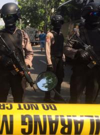 Policisté okolí jednoho z útoků na kostel svaté Marie ve druhém největším indonéském městě Surabaya na ostrově Jáva