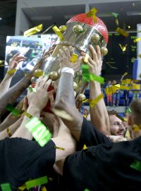 Basketbalisté Nymburka s trofejí pro vítěze NBL.