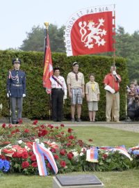 Premiér Andrej Babiš (v popředí) položil věnec v Památníku Lidice