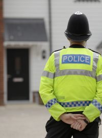 Britští policisté hlídají před domem ve městě Amesbury, kde byl v bezvědomí nalezen pár otrávený Novičokem