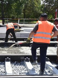 Ve více než 30 stupňovém vedru pracovali dělníci 1. srpna 2018 na rekonstrukci tramvajové tratě ve Vinohradské ulici v Praze (ilustrační foto).