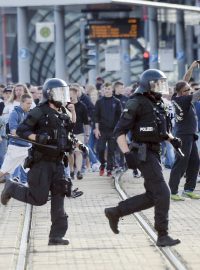 Policejní zásah proto radikálům v ulicích Saské Kamenice.