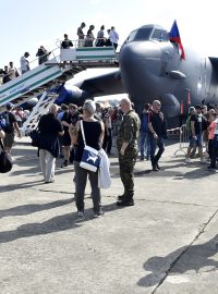 Návštěvníci Dnů NATO si prohlíží strategický americký bombardér B-52.