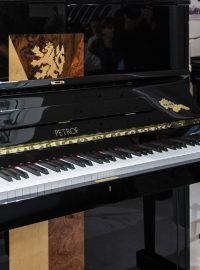 Společnost Petrof Hradec Králové při příležitosti 100. výročí založení Československa představila nové jubilejní piano nazvané Republika.