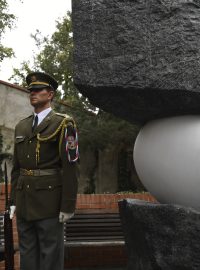 V pražské zahradě Ztracenka odhalili památník obětem dvou totalitních režimů