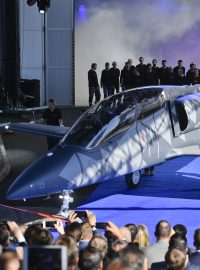 Aero Vodochody představilo v areálu společnosti v Odoleně Vodě u Prahy nový letoun L-39NG. Jde o nástupce legendárního cvičného letounu L-39 Albatros. Sériová výroba začne v roce 2020.