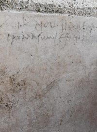 Nápis uhlem na zdi, podle kterého Vesuv zničil později, než se původně archeologové domnívali.