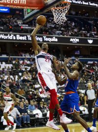 Pivot Washingtonu Wizards Dwight Howard skóruje v utkání proti New Yorku Knicks