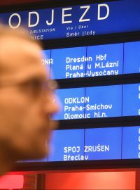 Porucha trakčního vedení v pražských Vršovicích zastavila stovky vlaků, odhadují České dráhy