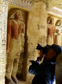 Fotografové zaznamenávají čerstvě odkrytou hrobku egyptského kněze starou více než 4400 let