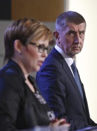 Premiér Andrej Babiš (ANO) a generální ředitelka Úřadu pro zastupování státu ve věcech majetkových Kateřina Arajmu