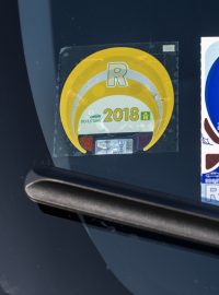 Roční modrá dálniční známka pro rok 2019 (vpravo) a roční žlutý dálniční kupon pro rok 2018.