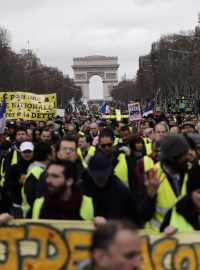 Už šestnáctou sobotu v řadě se po celé Francii shromažďují tzv. žluté vesty, aby projevily nespokojenost s politikou prezidenta Emmanuela Macrona a jeho vlády