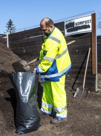 Od dubna musí obce celoročně zajistit místa pro třídění bioodpadu. Odpad z Hradce Králové končí v kompostárně na letišti, kterou provozují Hradecké služby