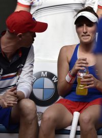 Kapitán Petr Pála mluví s tenistkou Markétou Vondroušovou během baráže Fed Cupu