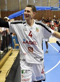 Nymburský basketbalista Petr Benda slaví vítězství v úvodním zápase finále NBL.