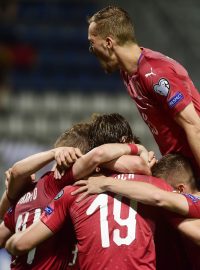 Čeští fotbalisté se radují z gólu proti Černé Hoře.