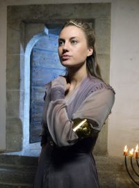 Herečka Natalia Germani v roli princezny Elleny při natáčení nové české fantasy pohádky Princezna zakletá v čase