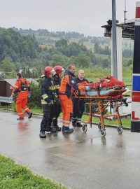 Záchranáři převážejí zraněné na polské straně Tater.