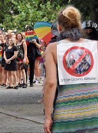 Demonstranti zatarasili cestu účastníkům duhového průvodu hrdosti v Plzni