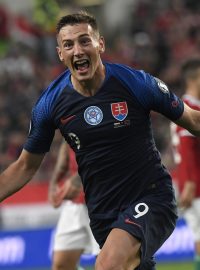 Róbert Boženík se raduje z gólu vstřeleného do branky Maďarska během kvalifikačního utkání na mistrovství Evropy 2020