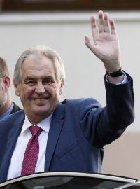 Prezident Miloš Zeman (vpravo) vystupuje 17. října 2019 z automobilu u interní kliniky pražské střešovické nemocnice, kam podle Hradu přijel na čtyřdenní rekondiční pobyt