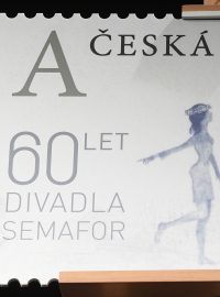Česká pošta vydala novou poštovní známku s názvem 60 let divadla Semafor