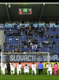 Fotbalisté Slovácka děkují za podporu svým fanouškům po osmifinále Mol cupu, ve kterém porazili Viktorii Žižkov 3:1 po prodloužení