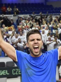 Tenista Jiří Veselý slaví postup v Davis Cupu přes Slovensko