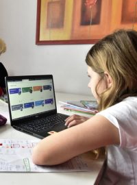 Žákyně základní školy v Ludgeřovicích na Opavsku se za pomoci matky učí z domova přes internet