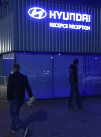 Pracovníci přicházejí do automobilky Hyundai v Nošovicích na Frýdecko-Místecku, která po třítýdenní odstávce zapříčiněné pandemií nového typu koronaviru jako první velký podnik v Česku obnovila výrobu