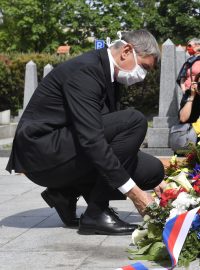 Podle premiéra Andreje Babiše (ANO) je třeba válku připomínat hlavně mladým.
