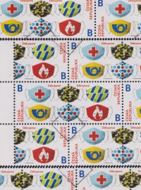Česká pošta vydá speciální edici známek, na které bude motiv roušky se symboly záchranných sborů